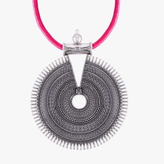 V CIRCLE PENDENT